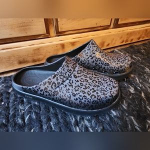 Oofos recovery clog mule leopard